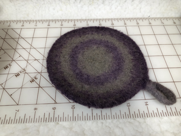 Round flat felted hot mat